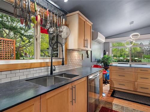 1804 Richardson St, Victoria, BC - Indoor Photo Showing Kitchen With Double Sink