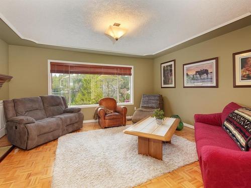 5776 East Sooke Rd, Sooke, BC - Indoor Photo Showing Living Room