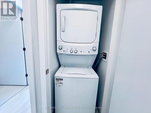 4702 - 2221 Yonge Street, Toronto, ON - Indoor Photo Showing Laundry Room