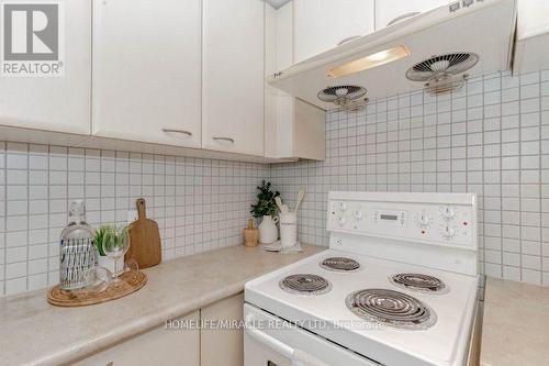 #1915 -36 Lee Centre Dr, Toronto, ON - Indoor Photo Showing Kitchen