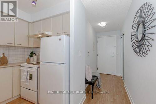 #1915 -36 Lee Centre Dr, Toronto, ON - Indoor Photo Showing Kitchen