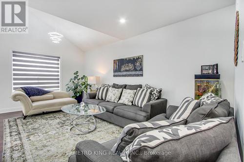 429 Simcoe Rd, Bradford West Gwillimbury, ON - Indoor Photo Showing Living Room