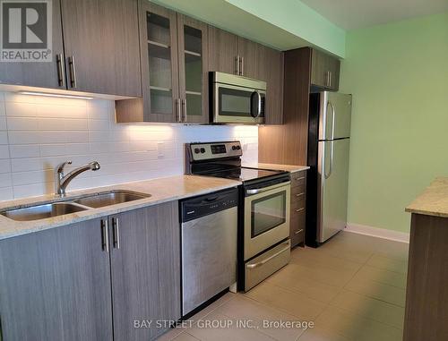 302 - 75 Norman Bethune Avenue, Richmond Hill, ON - Indoor Photo Showing Kitchen With Stainless Steel Kitchen With Double Sink With Upgraded Kitchen