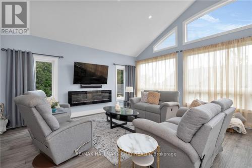225 Lakeshore Road W, Oro-Medonte, ON - Indoor Photo Showing Living Room