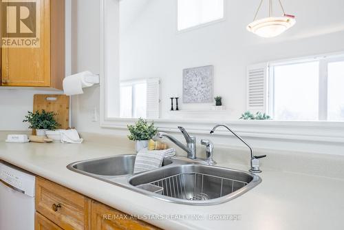 211 Waterbury Crescent, Scugog, ON - Indoor Photo Showing Kitchen With Double Sink