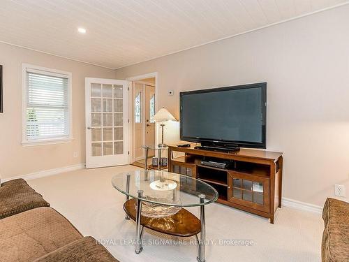 1032 Base Line Rd, Gravenhurst, ON - Indoor Photo Showing Living Room