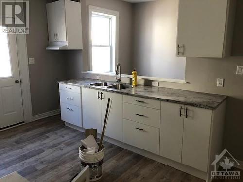 Unit 29a - 31 Townline Road E, Carleton Place, ON - Indoor Photo Showing Kitchen With Double Sink