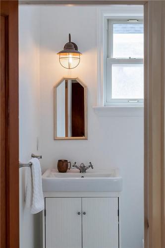 1666 King Street E, Hamilton, ON - Indoor Photo Showing Bathroom