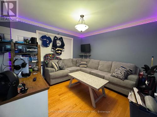 33 Cumming Dr, Barrie, ON - Indoor Photo Showing Living Room