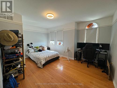 33 Cumming Dr, Barrie, ON - Indoor Photo Showing Bedroom