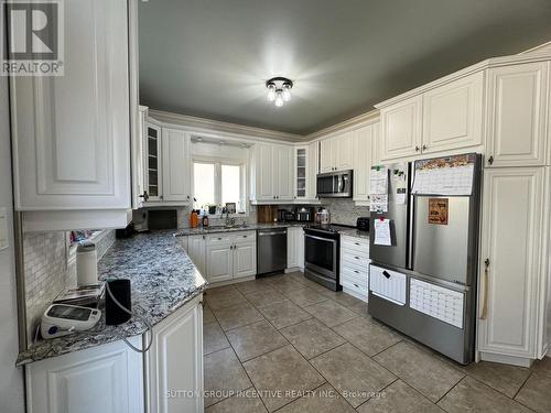 33 Cumming Dr, Barrie, ON - Indoor Photo Showing Kitchen
