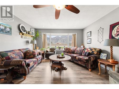 9806 Highway 97, Osoyoos, BC - Indoor Photo Showing Living Room