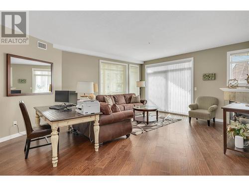 1088 Sunset Drive Unit# 432, Kelowna, BC - Indoor Photo Showing Living Room