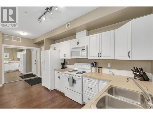 1088 Sunset Drive Unit# 432, Kelowna, BC - Indoor Photo Showing Kitchen With Double Sink