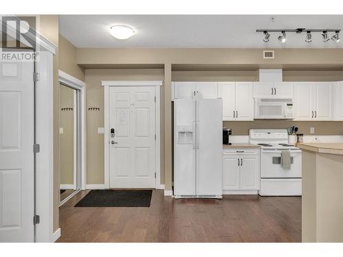 1088 Sunset Drive Unit# 432, Kelowna, BC - Indoor Photo Showing Kitchen