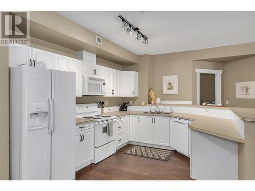 1088 Sunset Drive Unit# 432, Kelowna, BC - Indoor Photo Showing Kitchen With Double Sink