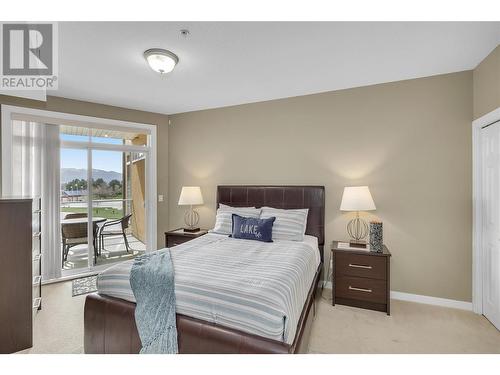 1088 Sunset Drive Unit# 432, Kelowna, BC - Indoor Photo Showing Bedroom