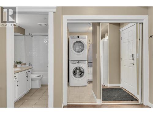 1088 Sunset Drive Unit# 432, Kelowna, BC - Indoor Photo Showing Laundry Room