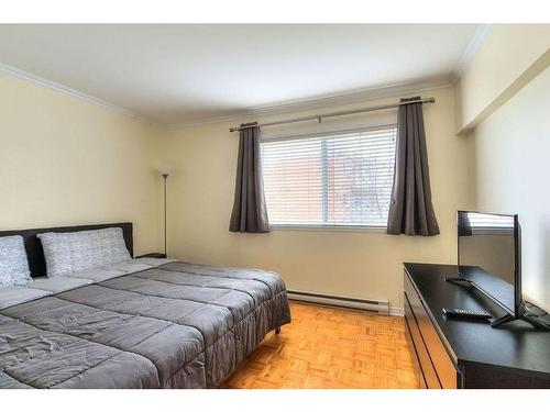 Master bedroom - 9762 Rue Riverin, Brossard, QC - Indoor Photo Showing Bedroom