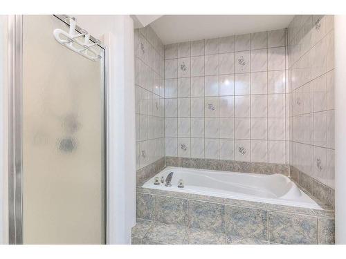 Bathroom - 9762 Rue Riverin, Brossard, QC - Indoor Photo Showing Bathroom