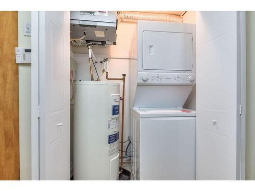 Laundry room - 9762 Rue Riverin, Brossard, QC - Indoor Photo Showing Laundry Room