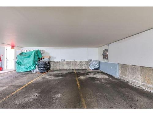 Garage - 9762 Rue Riverin, Brossard, QC - Indoor Photo Showing Garage