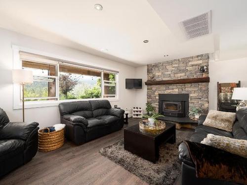 428 Mallard Road, Kamloops, BC - Indoor Photo Showing Living Room With Fireplace