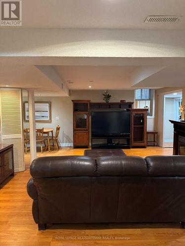6921 Golden Hills Way W, Mississauga, ON - Indoor Photo Showing Living Room