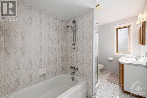 30 Foster Street, Ottawa, ON - Indoor Photo Showing Bathroom