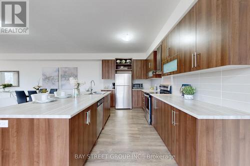 #122 -100 Donald Fleming Way, Whitby, ON - Indoor Photo Showing Kitchen