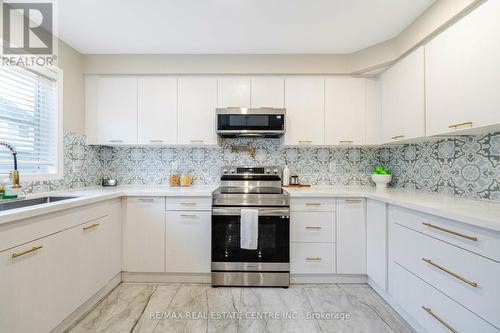 1658 Clark Blvd, Milton, ON - Indoor Photo Showing Kitchen With Upgraded Kitchen