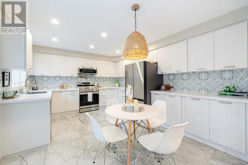 1658 Clark Boulevard, Milton, ON - Indoor Photo Showing Kitchen With Upgraded Kitchen