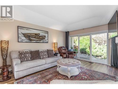 4043 Gallaghers Terrace, Kelowna, BC - Indoor Photo Showing Living Room