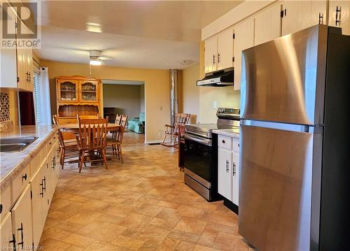 Functional, bright kitchen with practically new appliances - 439021 Lakeshore Drive, Annan, ON - Indoor Photo Showing Kitchen