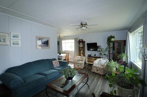 7226 Sunshine Way, Grand Forks, BC - Indoor Photo Showing Living Room