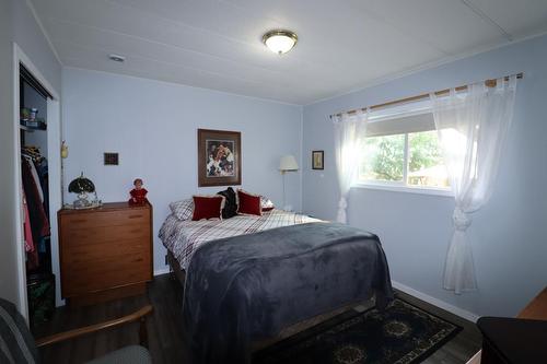 7226 Sunshine Way, Grand Forks, BC - Indoor Photo Showing Bedroom