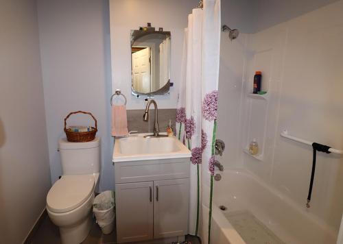 7226 Sunshine Way, Grand Forks, BC - Indoor Photo Showing Bathroom