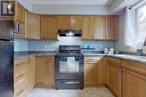 #48 -325 Lighthouse Rd, London, ON - Indoor Photo Showing Kitchen