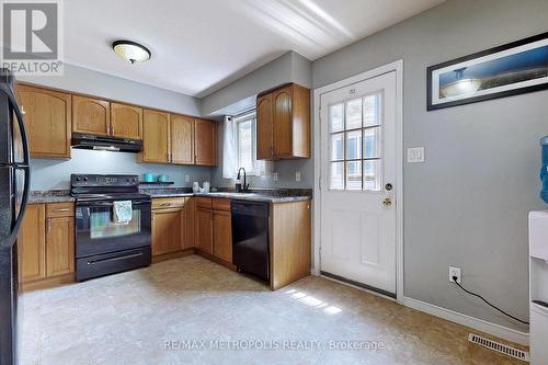 #48 -325 Lighthouse Rd, London, ON - Indoor Photo Showing Kitchen