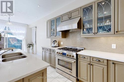 211 Coons Rd, Richmond Hill, ON - Indoor Photo Showing Kitchen With Double Sink With Upgraded Kitchen