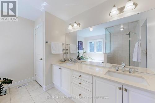 211 Coons Rd, Richmond Hill, ON - Indoor Photo Showing Bathroom