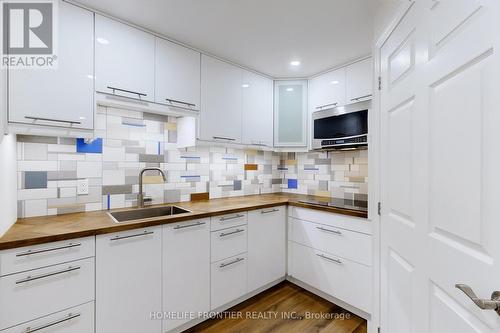 211 Coons Rd, Richmond Hill, ON - Indoor Photo Showing Kitchen