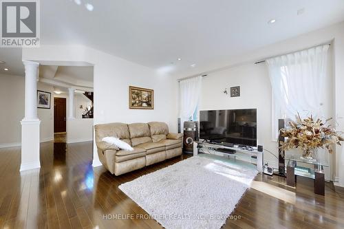 211 Coons Rd, Richmond Hill, ON - Indoor Photo Showing Living Room