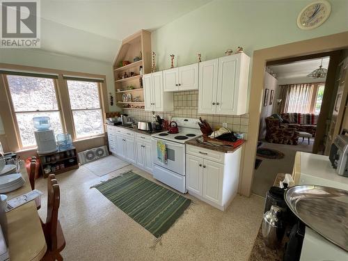 110 Russell Road, Vernon, BC - Indoor Photo Showing Kitchen