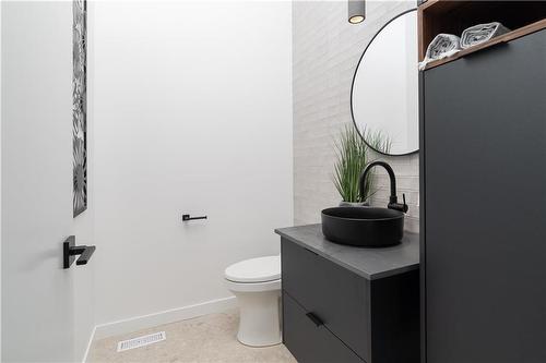 60 Curry Drive, Headingley, MB - Indoor Photo Showing Bathroom