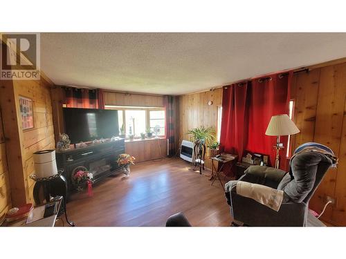 5475 Elliot Lake Road, 100 Mile House, BC - Indoor Photo Showing Living Room