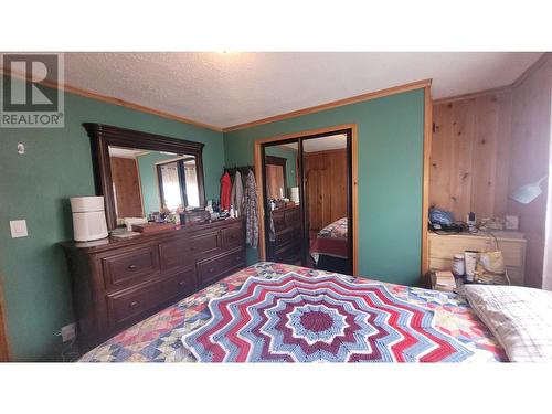 5475 Elliot Lake Road, 100 Mile House, BC - Indoor Photo Showing Bedroom