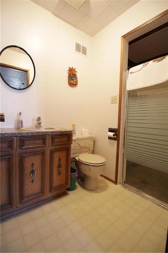 216 Grange Street, Elkhorn, MB - Indoor Photo Showing Bathroom