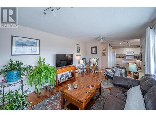 1298 Government Street, Penticton, BC - Indoor Photo Showing Living Room