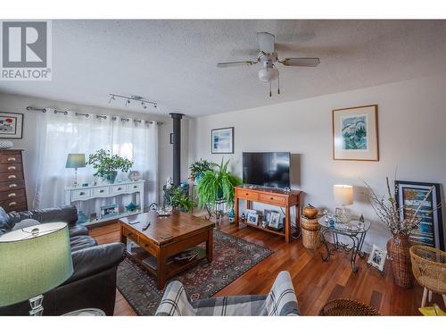 1298 Government Street, Penticton, BC - Indoor Photo Showing Living Room